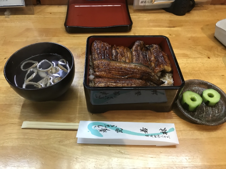 鶴岡駅 うなぎ若林 芸能人のサインがいっぱいの人気店 ひとり飯どっとこむ